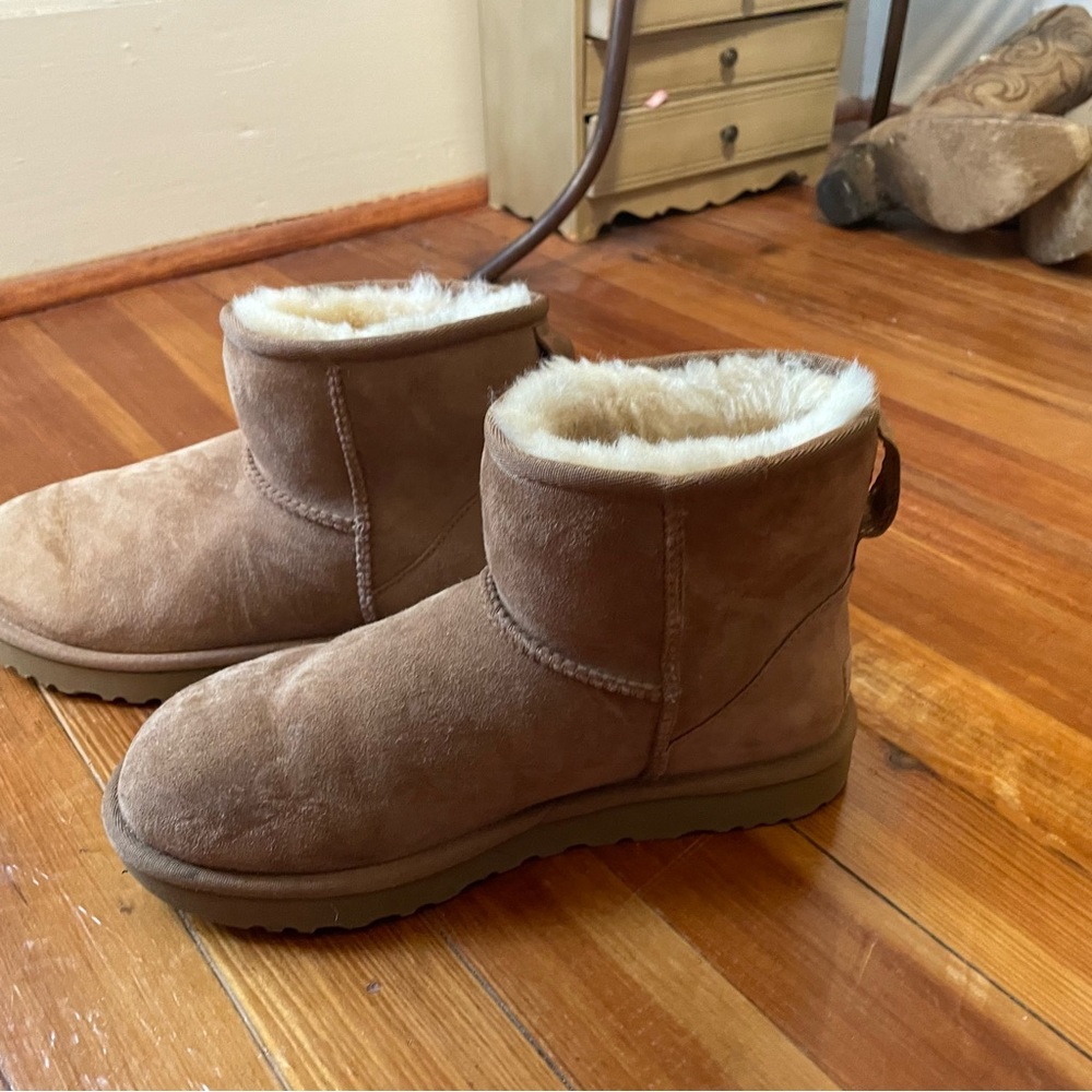 ultra mini UGGS size 7 tan like new condition